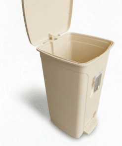 פח אשפה בצבע קרם עם מכסה